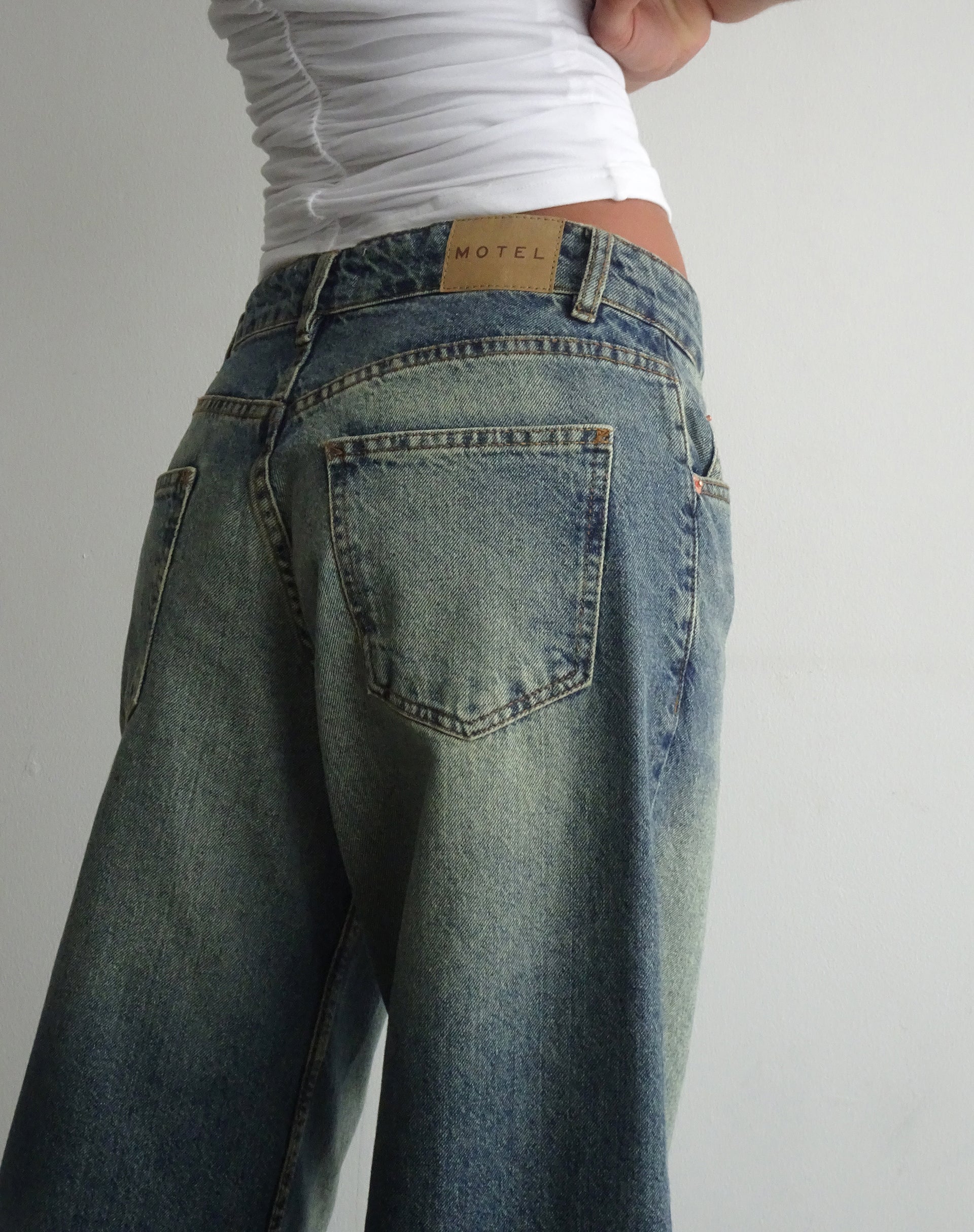Immagine di Roomy Extra Wide Low Rise Jeans in Extreme Blue Green