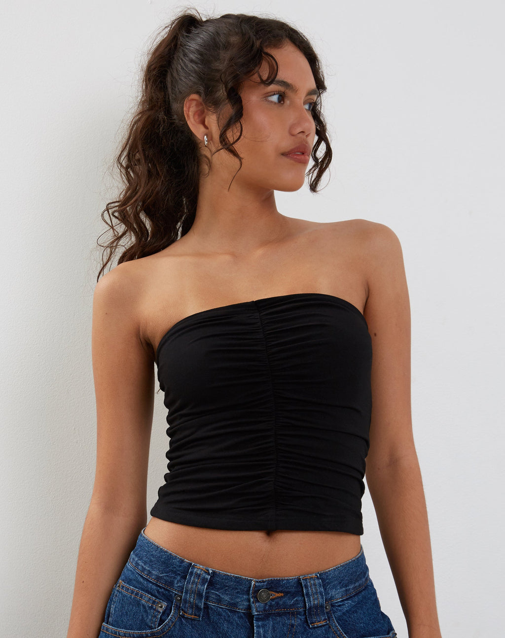 Top a fascia increspato Sajna in nero