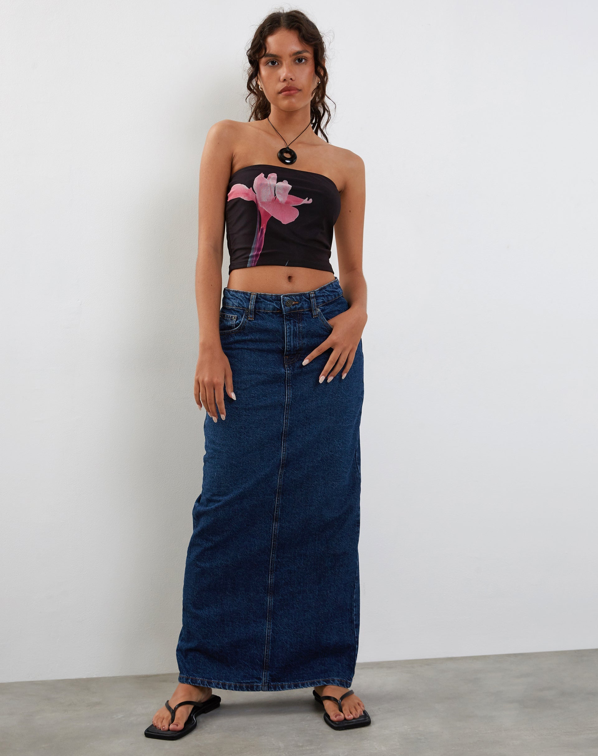 Immagine di Shae Top a fascia nero con fiori rosa
