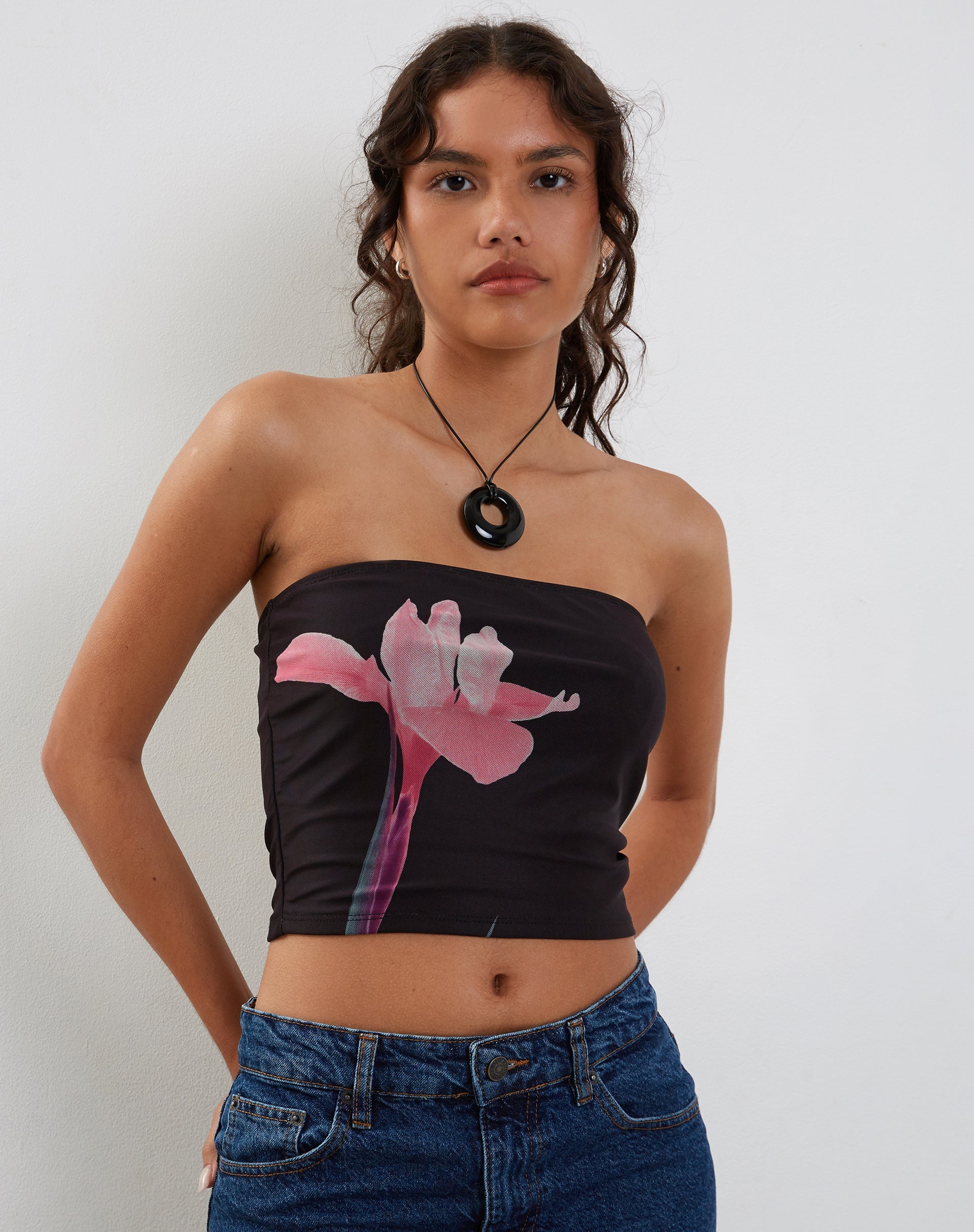 Immagine di Shae Top a fascia nero con fiori rosa