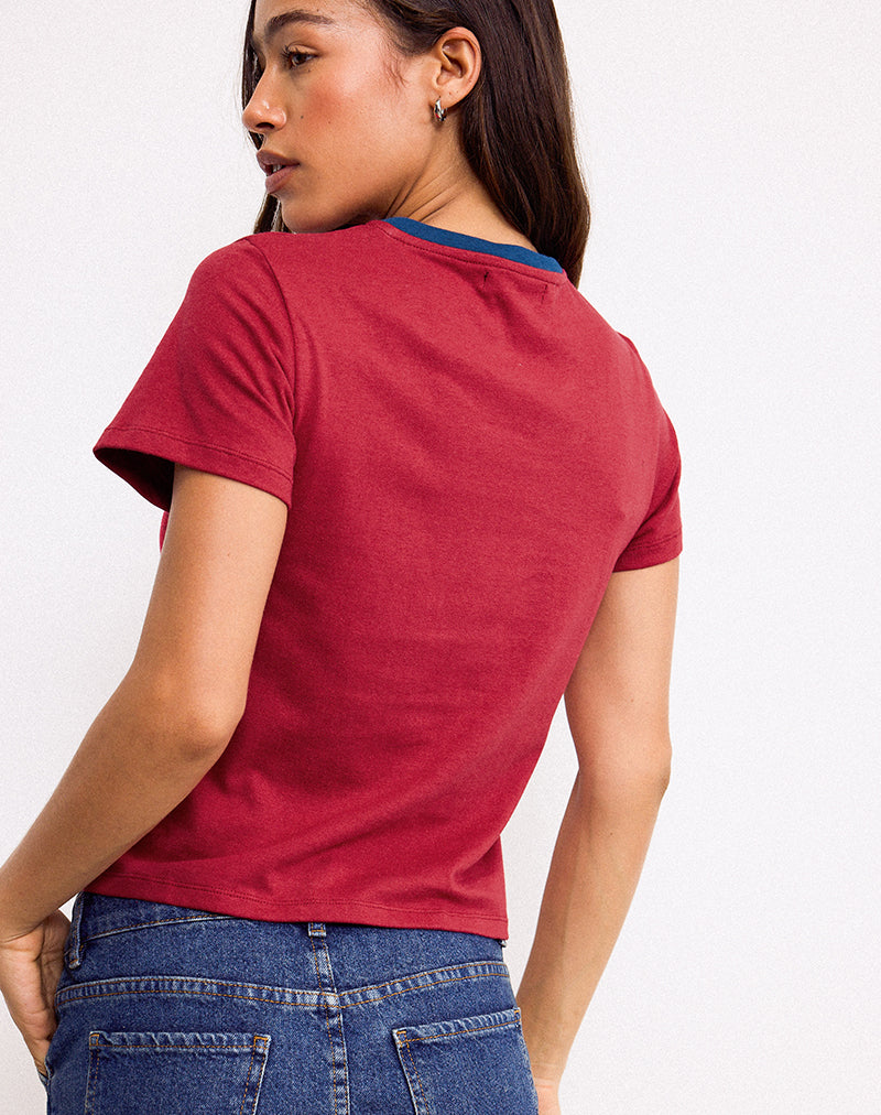 Top Sakha in rosso adrenalinico con stampa blu di New York