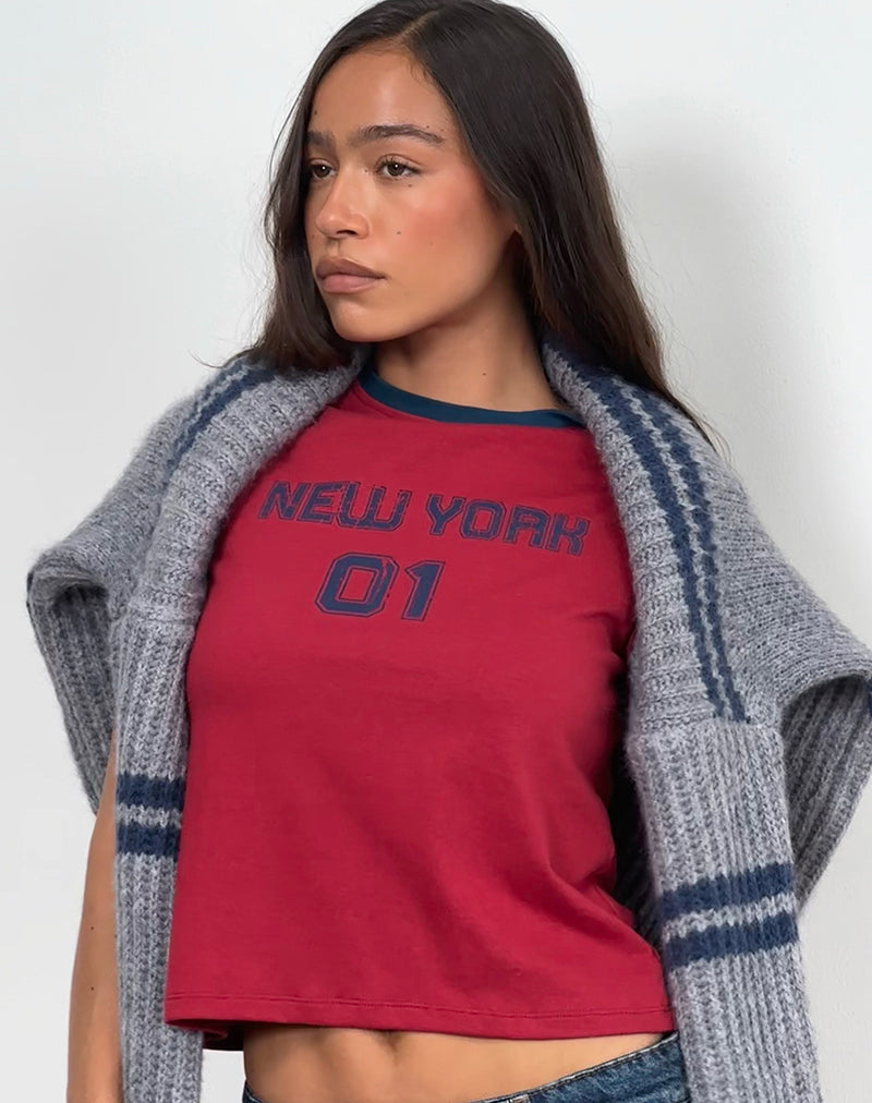 Immagine di Sakha Boxy Top in rosso adrenalinico con stampa New York blu