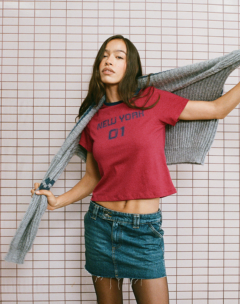 Immagine di Sakha Boxy Top in rosso adrenalinico con stampa New York blu