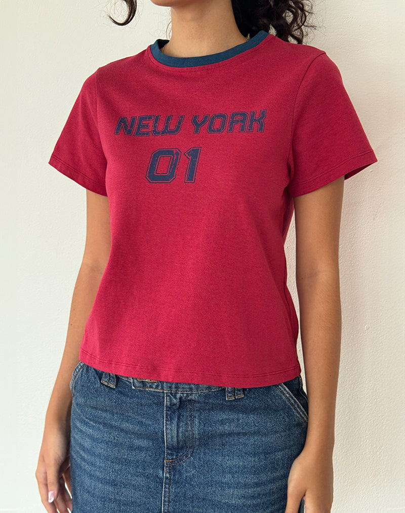 Immagine di Sakha Boxy Top in rosso adrenalinico con stampa New York blu