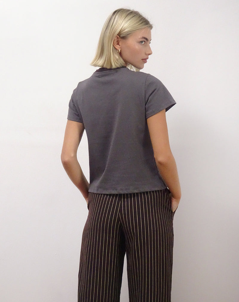 Immagine di Sakha Boxy Tee in grigio scuro con stampa di Londra e rilegatura marrone