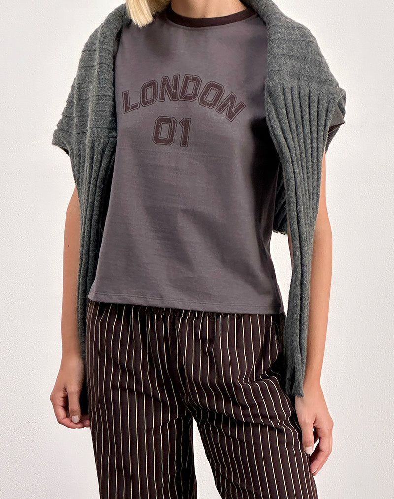 Immagine di Sakha Boxy Tee in grigio scuro con stampa di Londra e rilegatura marrone