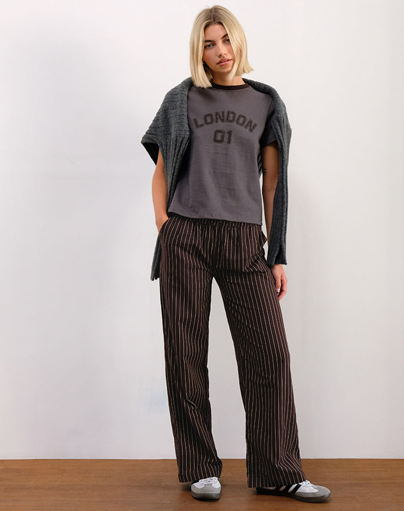 Immagine di Sakha Boxy Tee in grigio scuro con stampa di Londra e rilegatura marrone