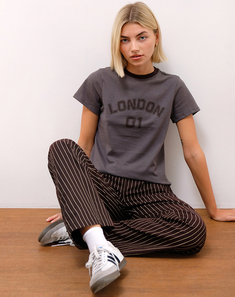 Immagine di Sakha Boxy Tee in grigio scuro con stampa di Londra e rilegatura marrone