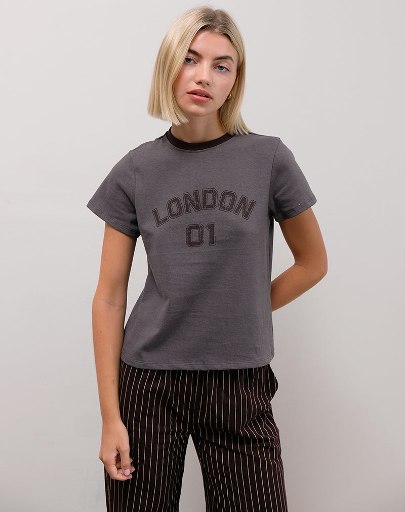 Immagine di Sakha Boxy Tee in grigio scuro con stampa di Londra e rilegatura marrone