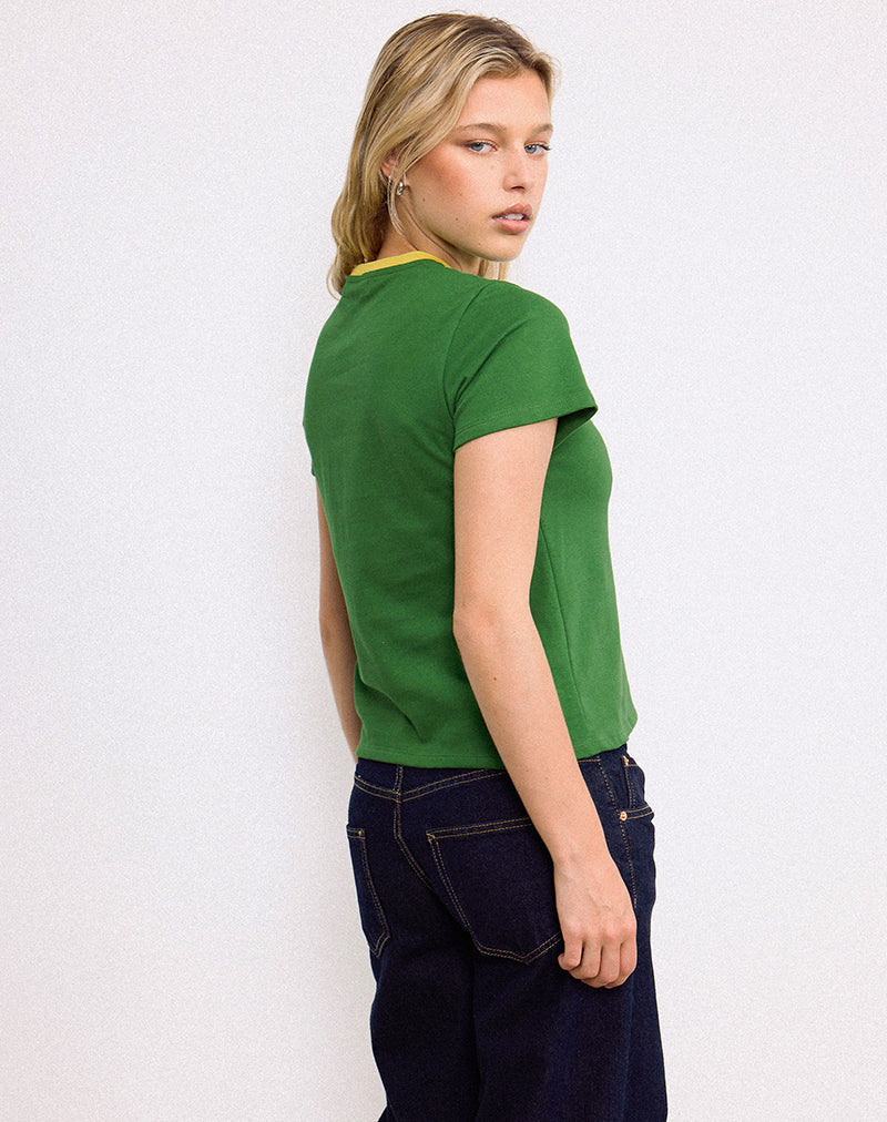 Immagine di Sakha Boxy Top in verde olmo con rilegatura gialla e stampa berlinese