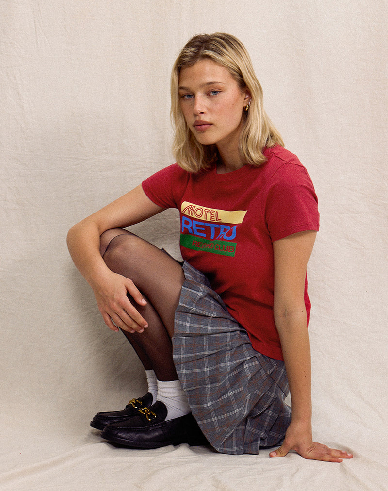 Immagine di Saki Tee in rosso adrenalinico con motivo Motel Retro Club