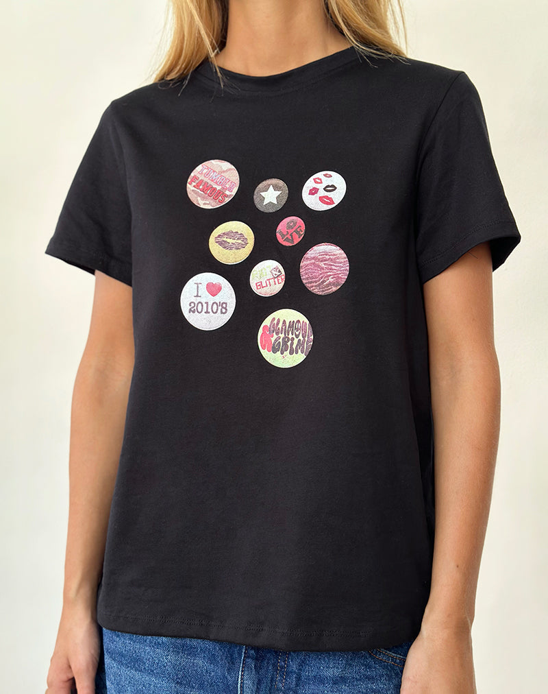 Saki Tee in nero con grafica Badges