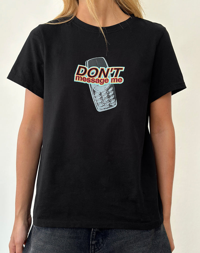 Immagine di Saki Tee nera con grafica Don't Message Me
