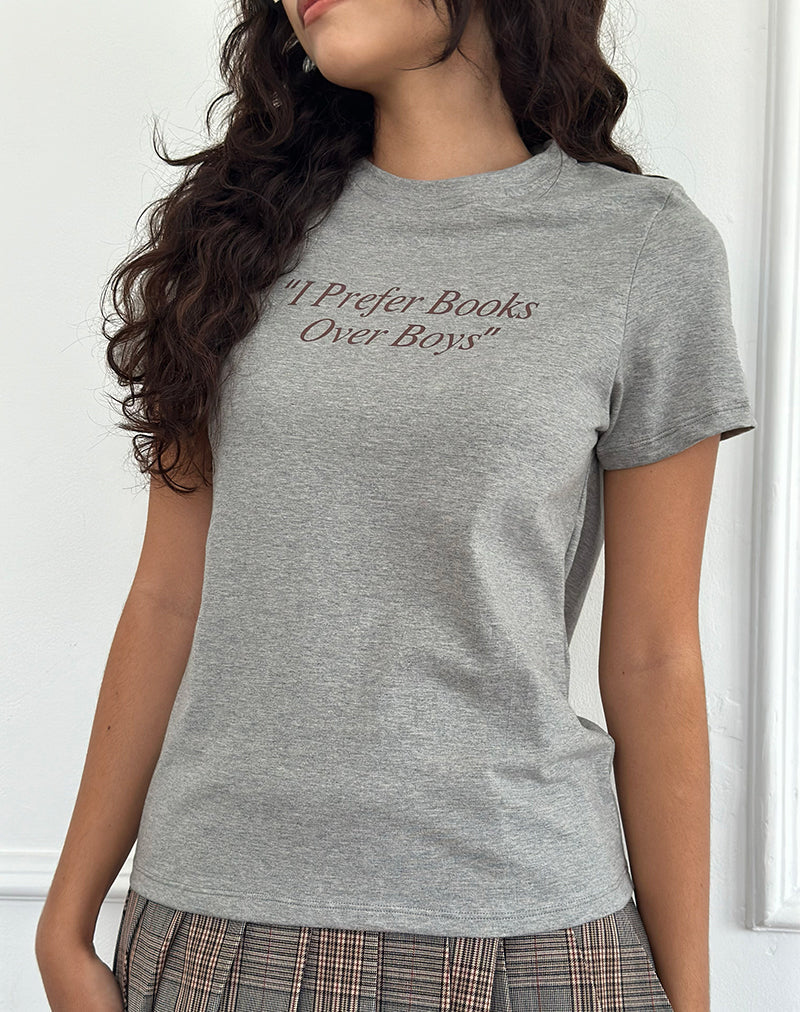 Immagine di Saki Tee in marna grigia con slogan "I Prefer Books Over Boys".