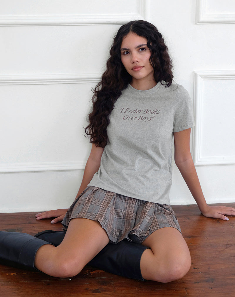 Immagine di Saki Tee in marna grigia con slogan "I Prefer Books Over Boys".