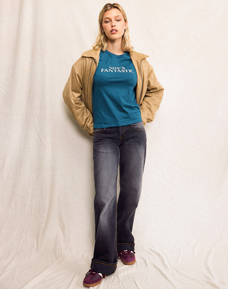 Immagine di Saki Tee in blu mediterraneo con lo slogan She's Fantastic