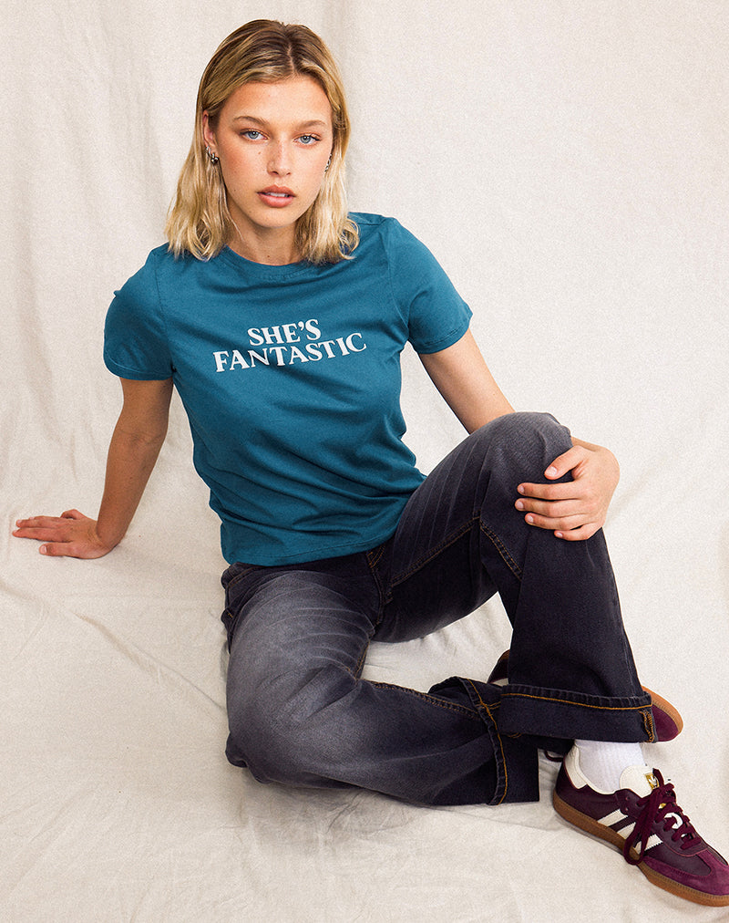 Saki Tee in blu Mediterraneo con slogan She's Fantastic
