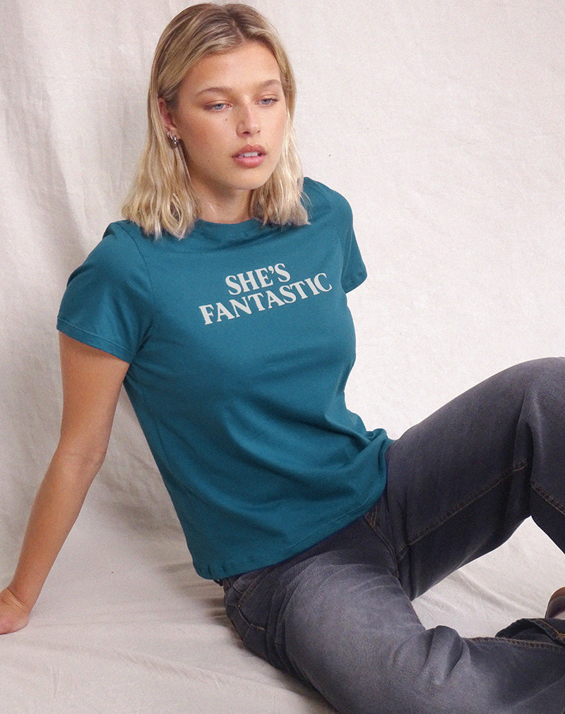 Immagine di Saki Tee in blu mediterraneo con lo slogan She's Fantastic