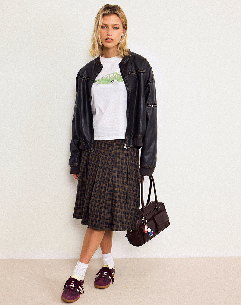 Saki Tee in bianco con auto verde