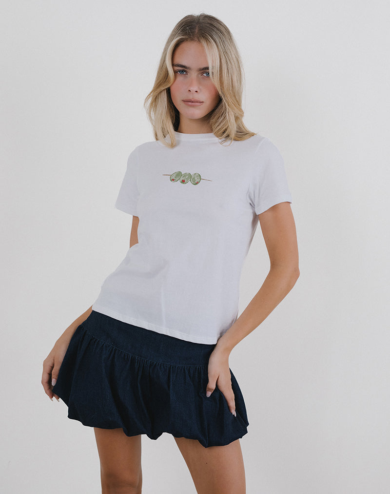 Immagine di Saki Tee in bianco con grafica delle olive
