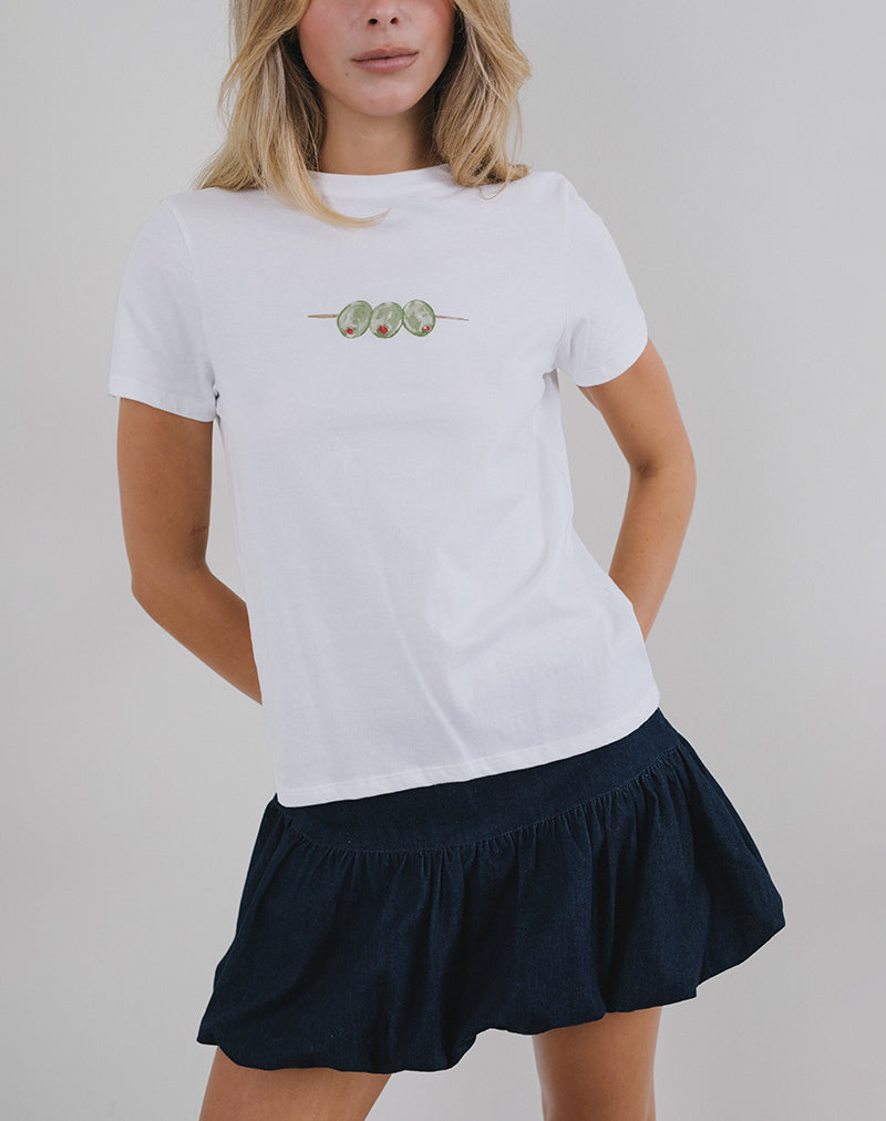 Immagine di Saki Tee in bianco con grafica delle olive