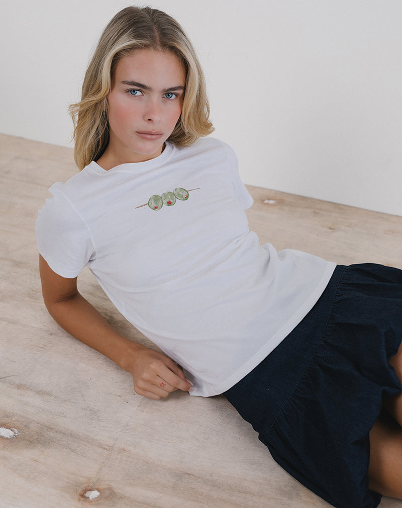 Immagine di Saki Tee in bianco con grafica delle olive