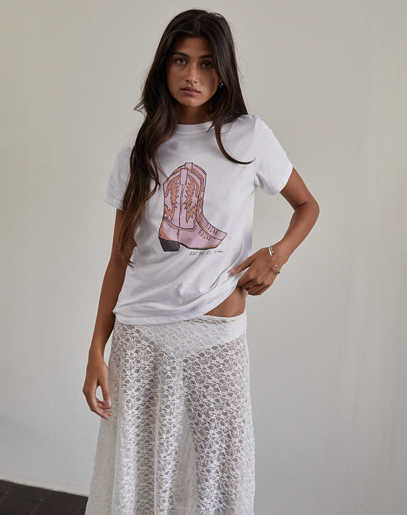 Immagine di Saki Tee in bianco con stampa di stivali da cowboy rosa
