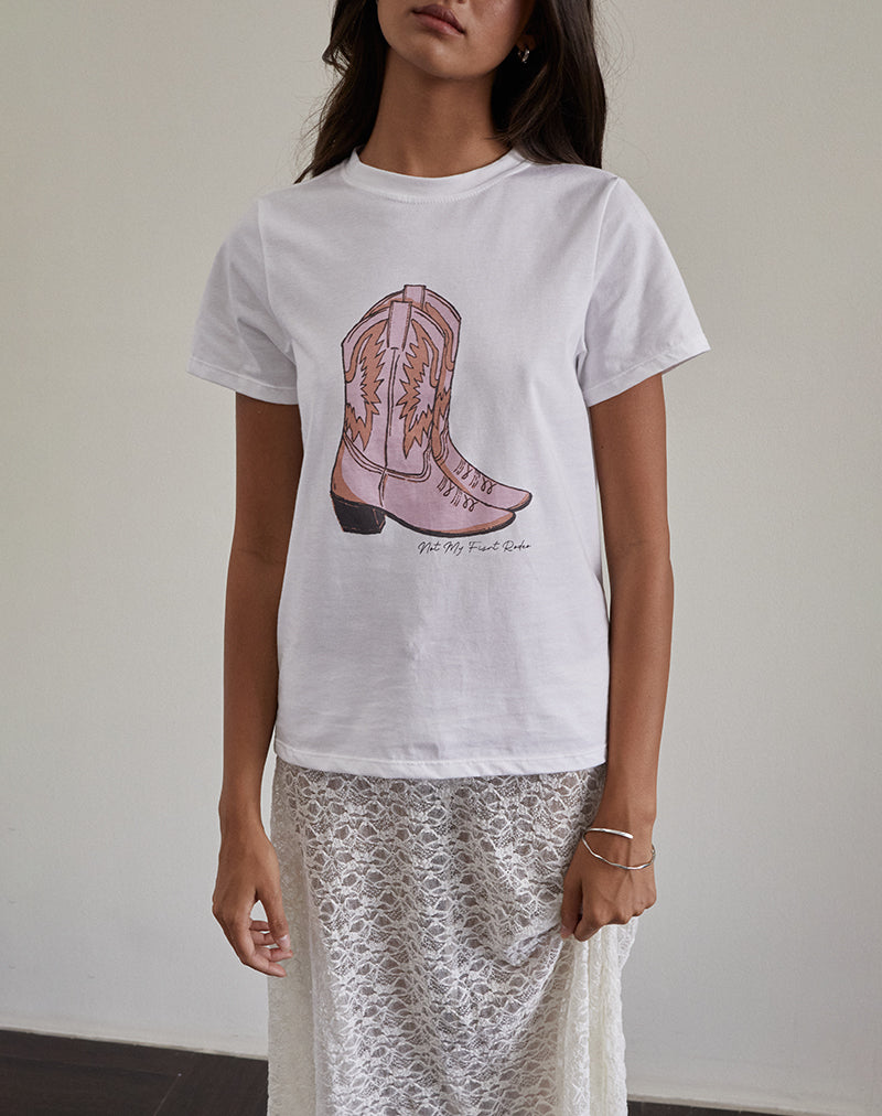 Immagine di Saki Tee in bianco con stampa di stivali da cowboy rosa