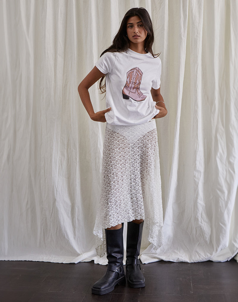 Immagine di Saki Tee in bianco con stampa di stivali da cowboy rosa