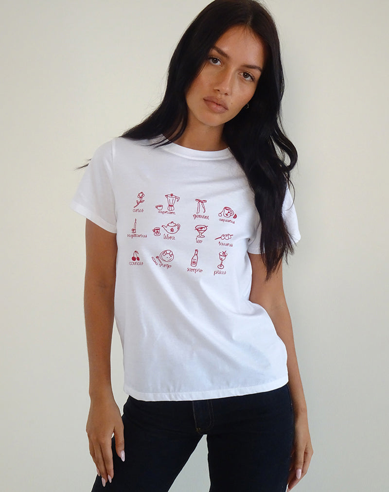 Immagine di Saki Tee in bianco con stampa di stelle rosse