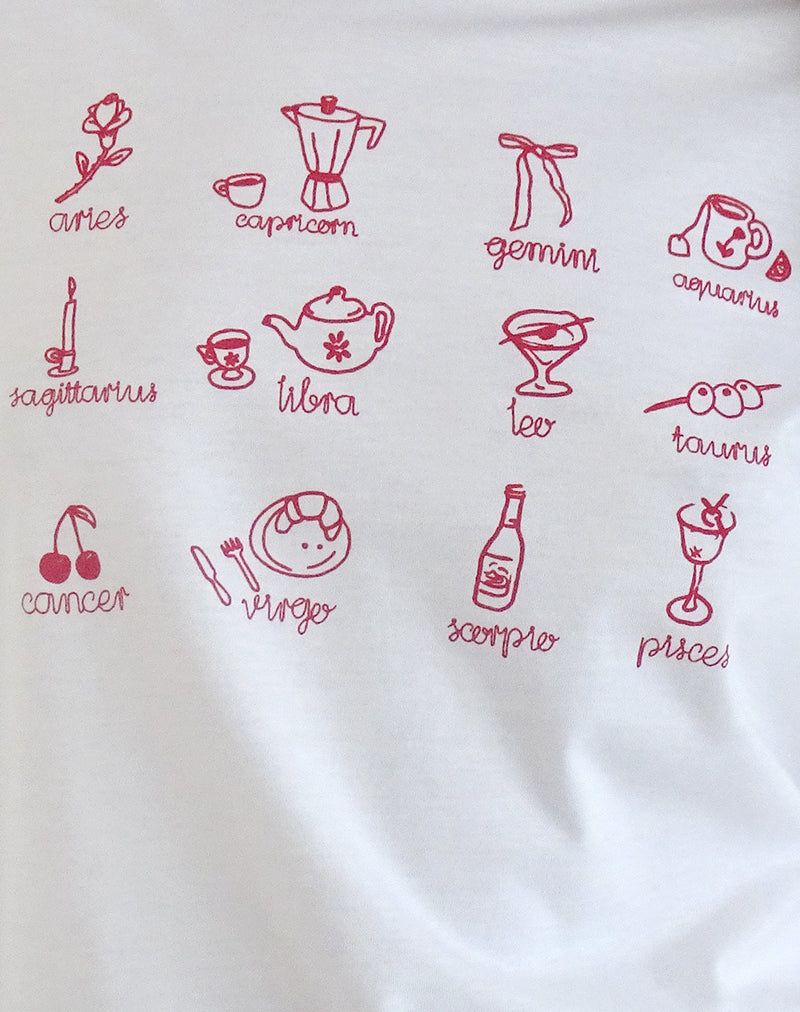 Immagine di Saki Tee in bianco con stampa di stelle rosse
