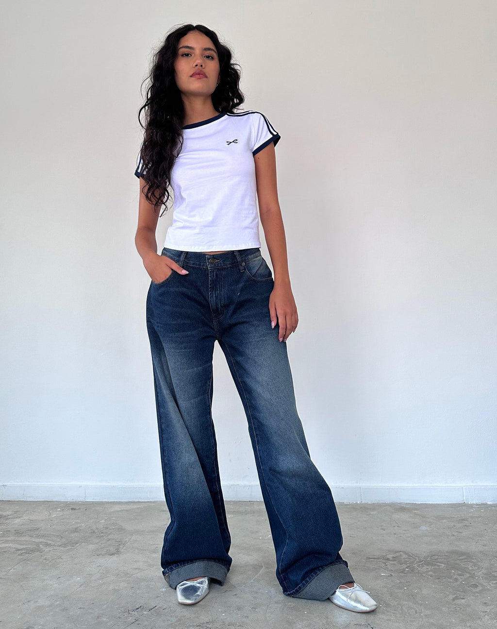 Salda t-shirt sportiva in bianco con bordatura in blu