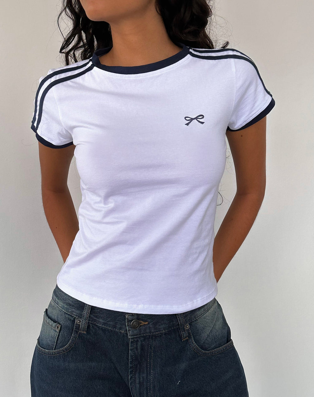 Salda t-shirt sportiva in bianco con bordatura in blu