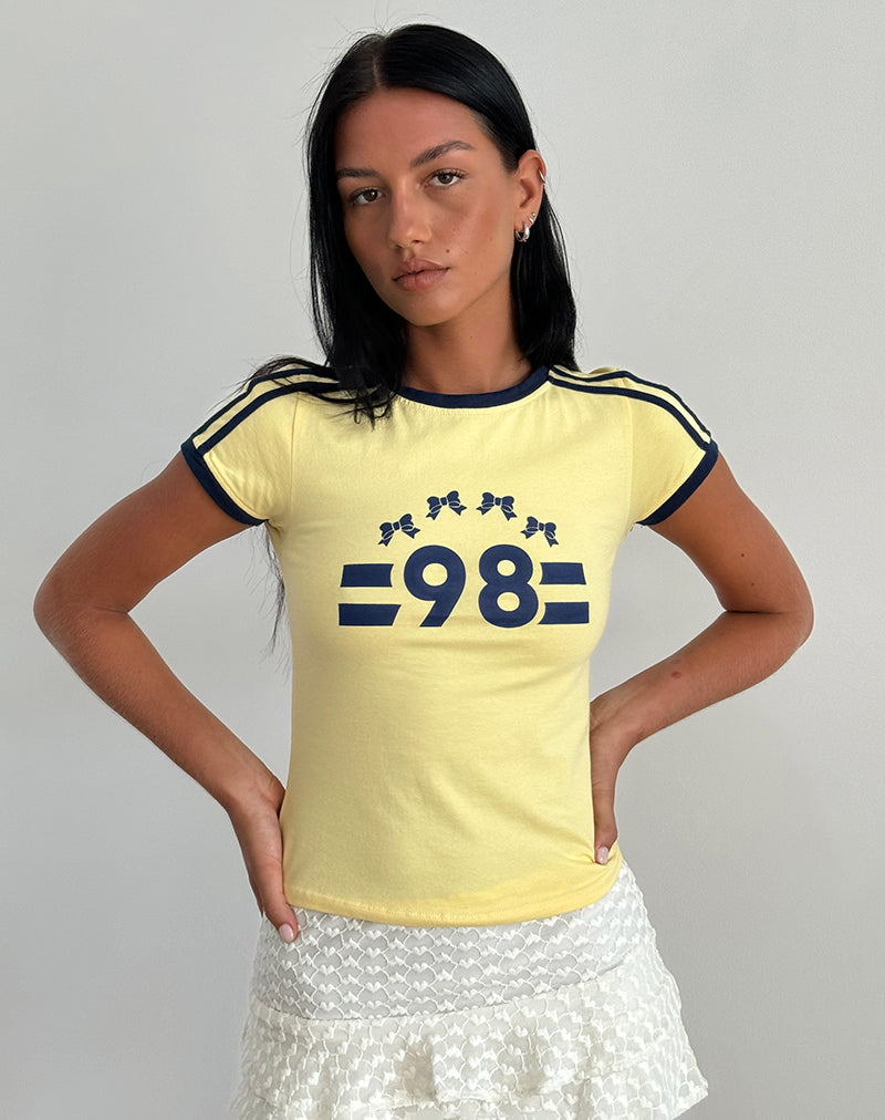 immagine della t-shirt Salda in Lemonade con bordino blu e scritta '98'.