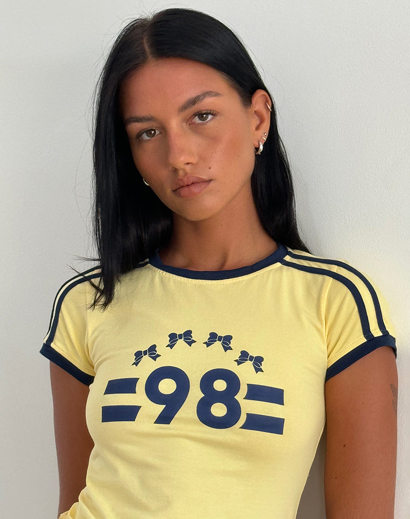 Salda Tee in Lemonade con bordino blu e scritta '98'.