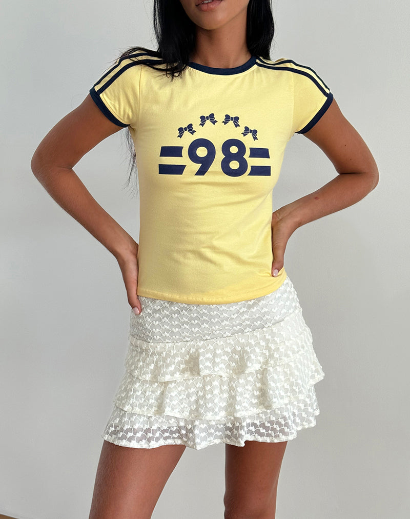 immagine della t-shirt Salda in Lemonade con bordino blu e scritta '98'.