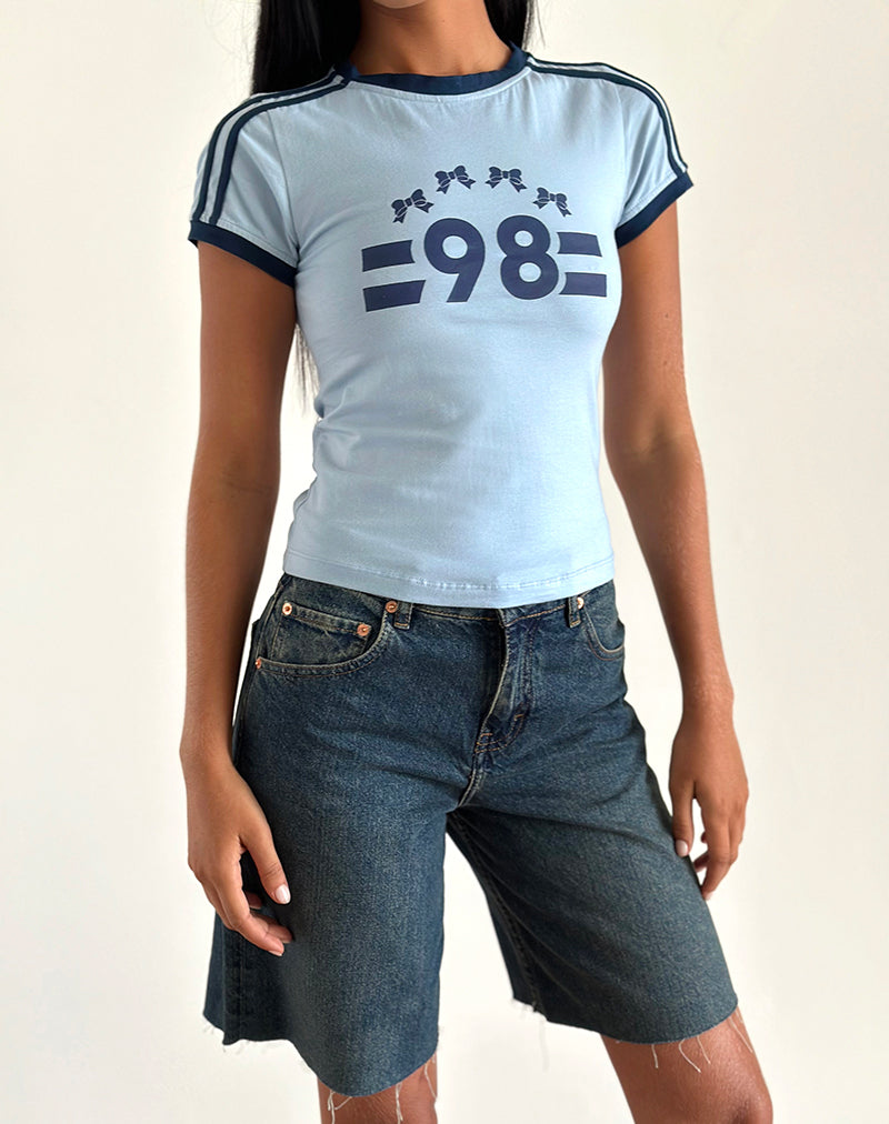 Salda Tee in blu Nantucket con bordino blu e scritta '98'.