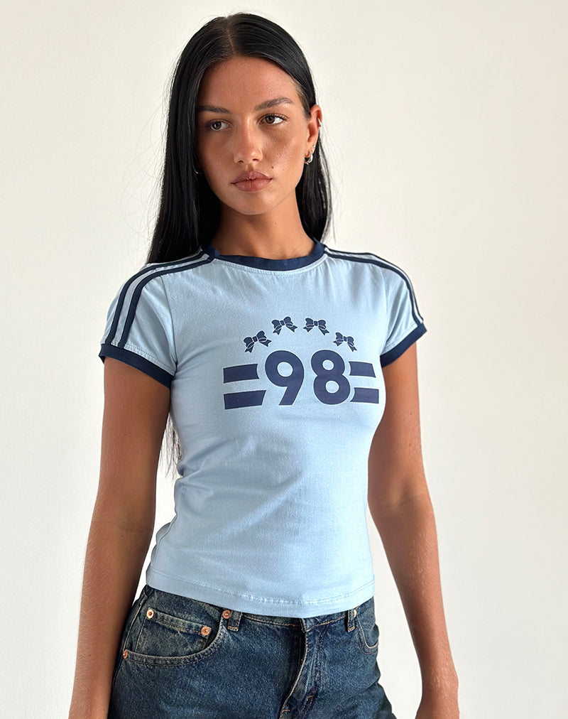 Salda Tee in blu Nantucket con bordino blu e scritta '98'.