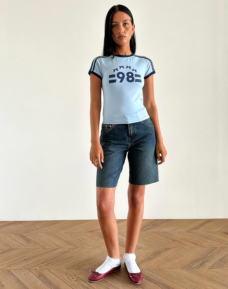 immagine della t-shirt Salda in blu Nantucket con bordino blu e scritta '98'.