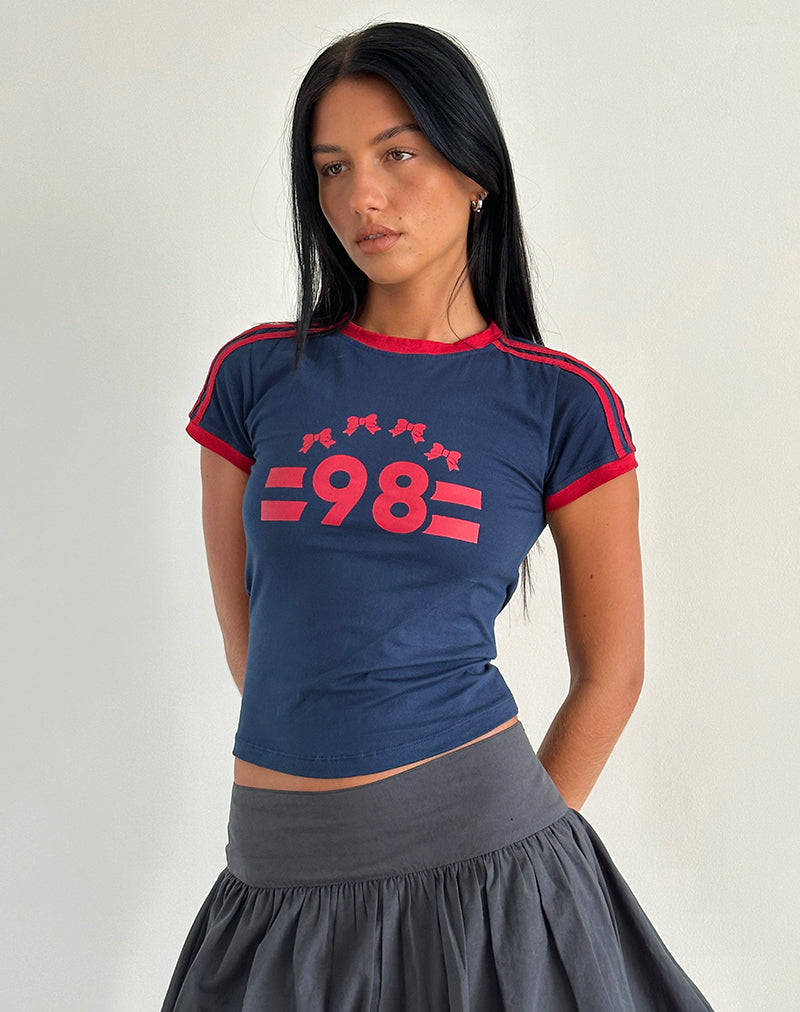 immagine della Salda Tee in Navy con bordino rosso Adrenaline e scritta '98'.