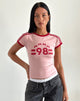 immagine della Salda Tee in Pink Lady con bordino rosso Adrenaline e scritta '98'.