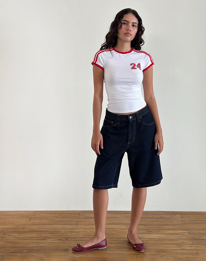 Immagine di Salda Tee in bianco con rilegatura rosso tango