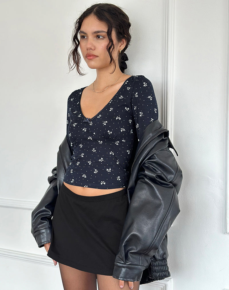 Immagine di Salisa Top in navy con design a mini fiocco
