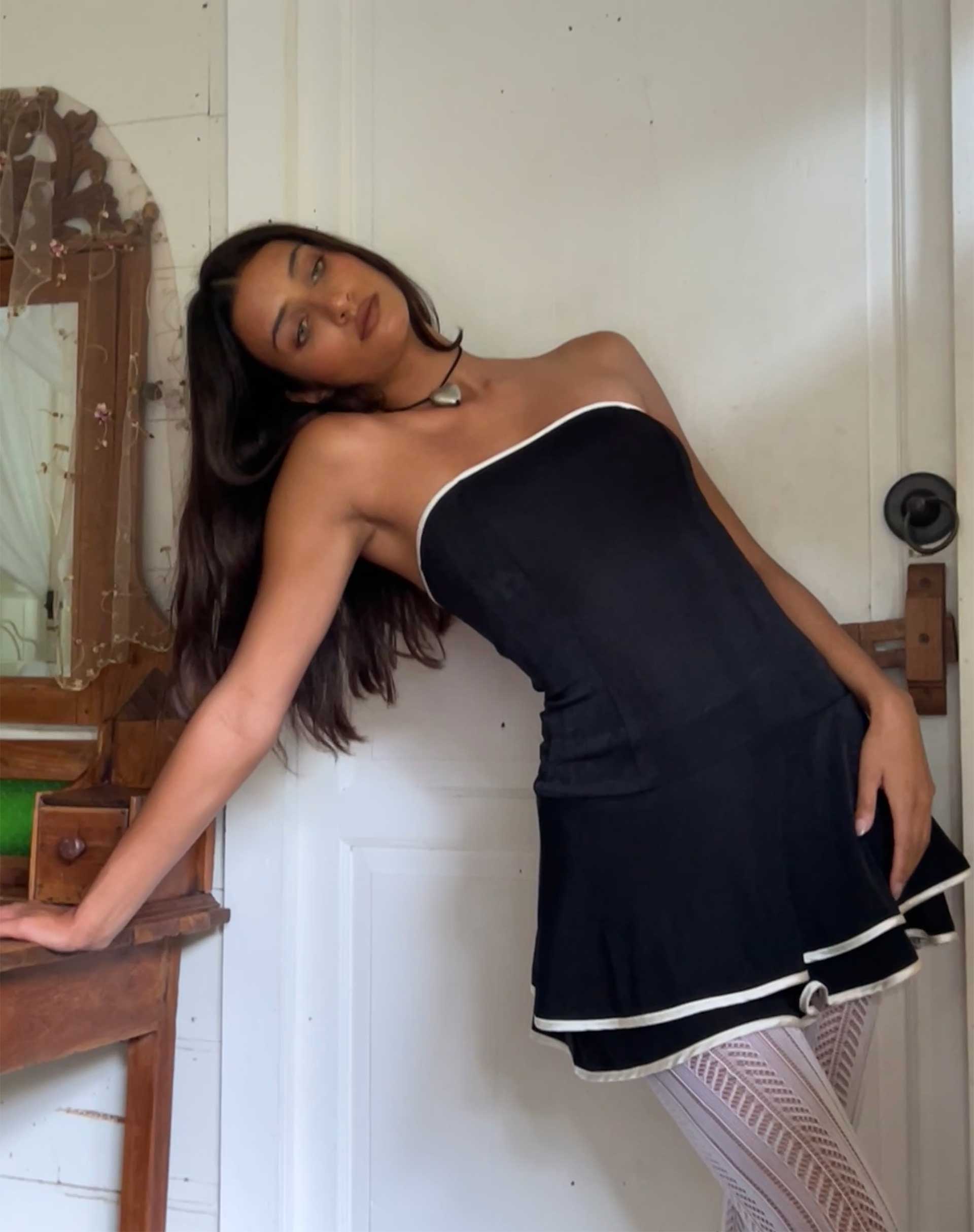 Immagine di Samira Mini Dress a fascia in nero con rilegatura in avorio