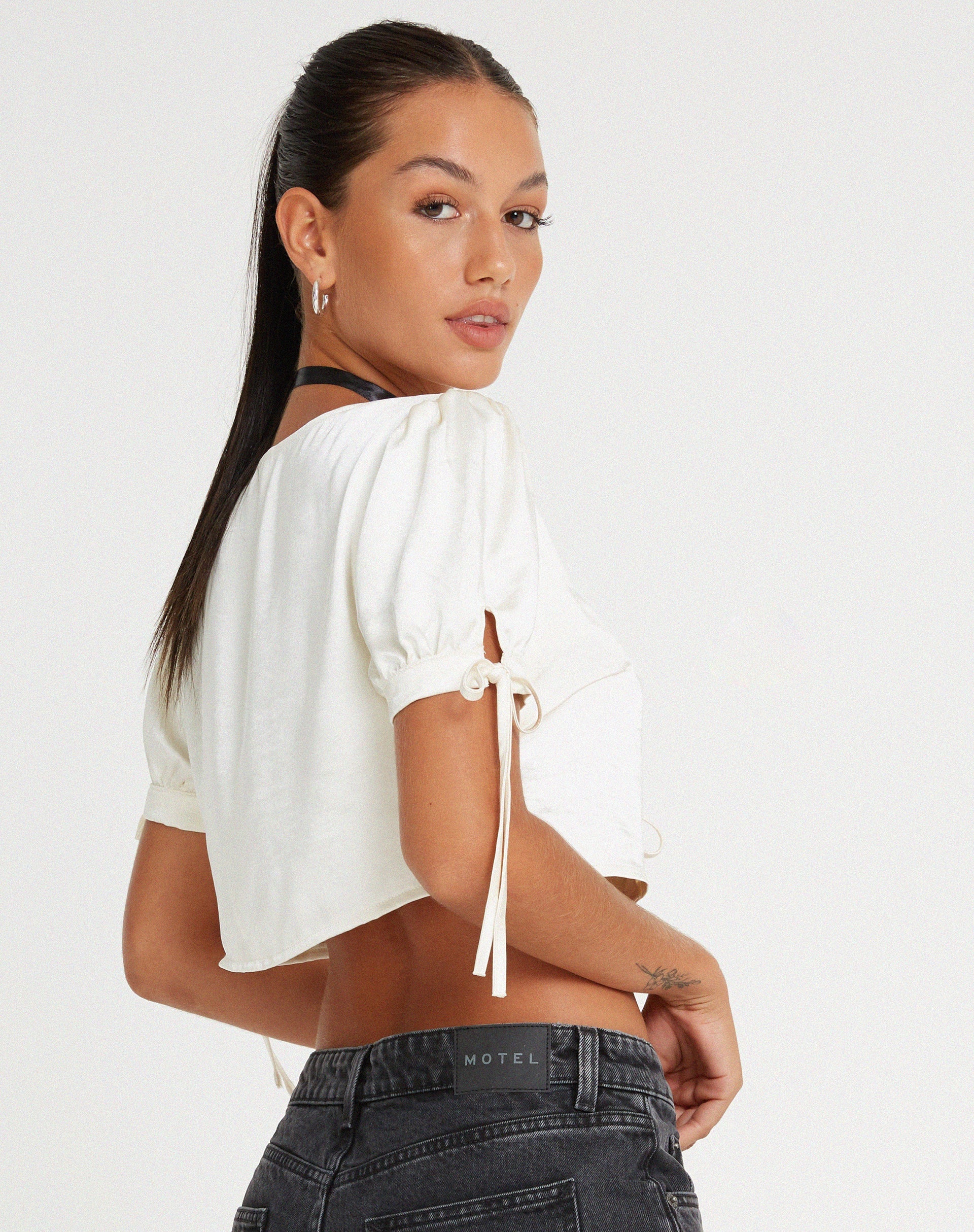 Immagine di Sanura Tie Up Crop Top in raso avorio
