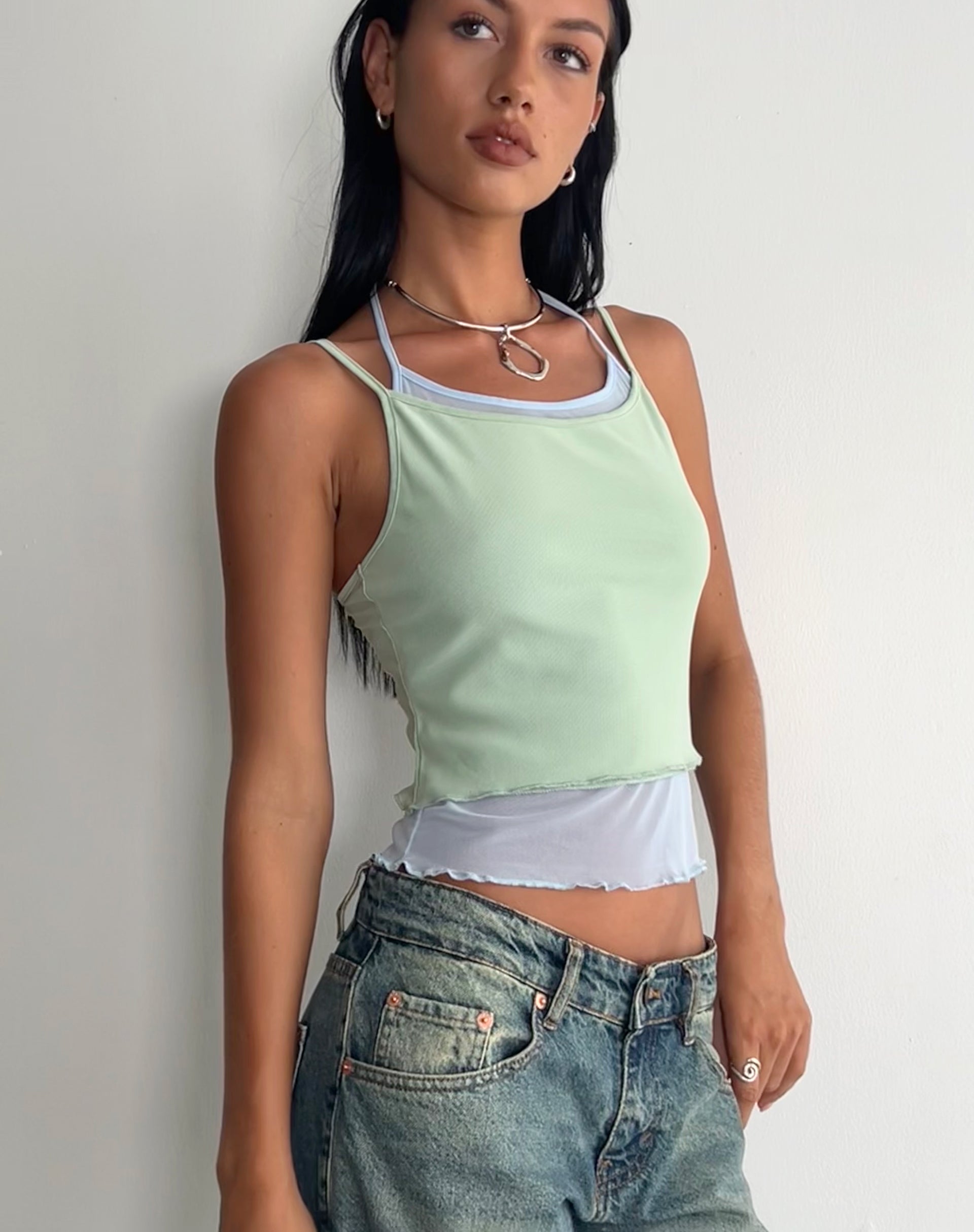 Immagine di Sapphi Top cami a doppio strato in blu ghiaccio e verde salvia