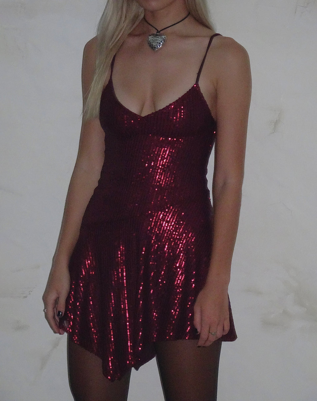 Mini abito Sarabeth con orlo a cascata in paillettes bordeaux