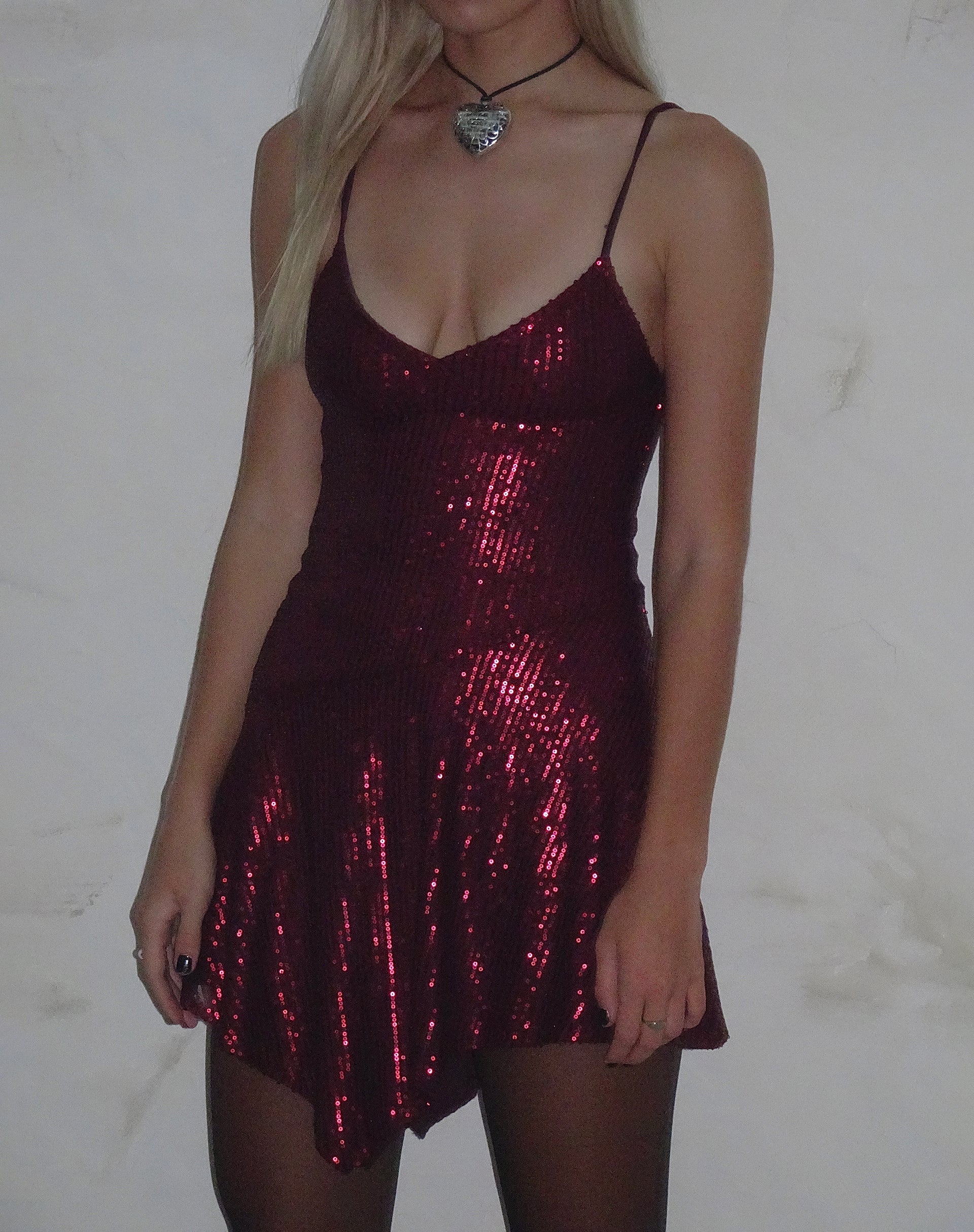 Immagine di Sarabeth Mini abito con orlo a cascata in paillettes bordeaux
