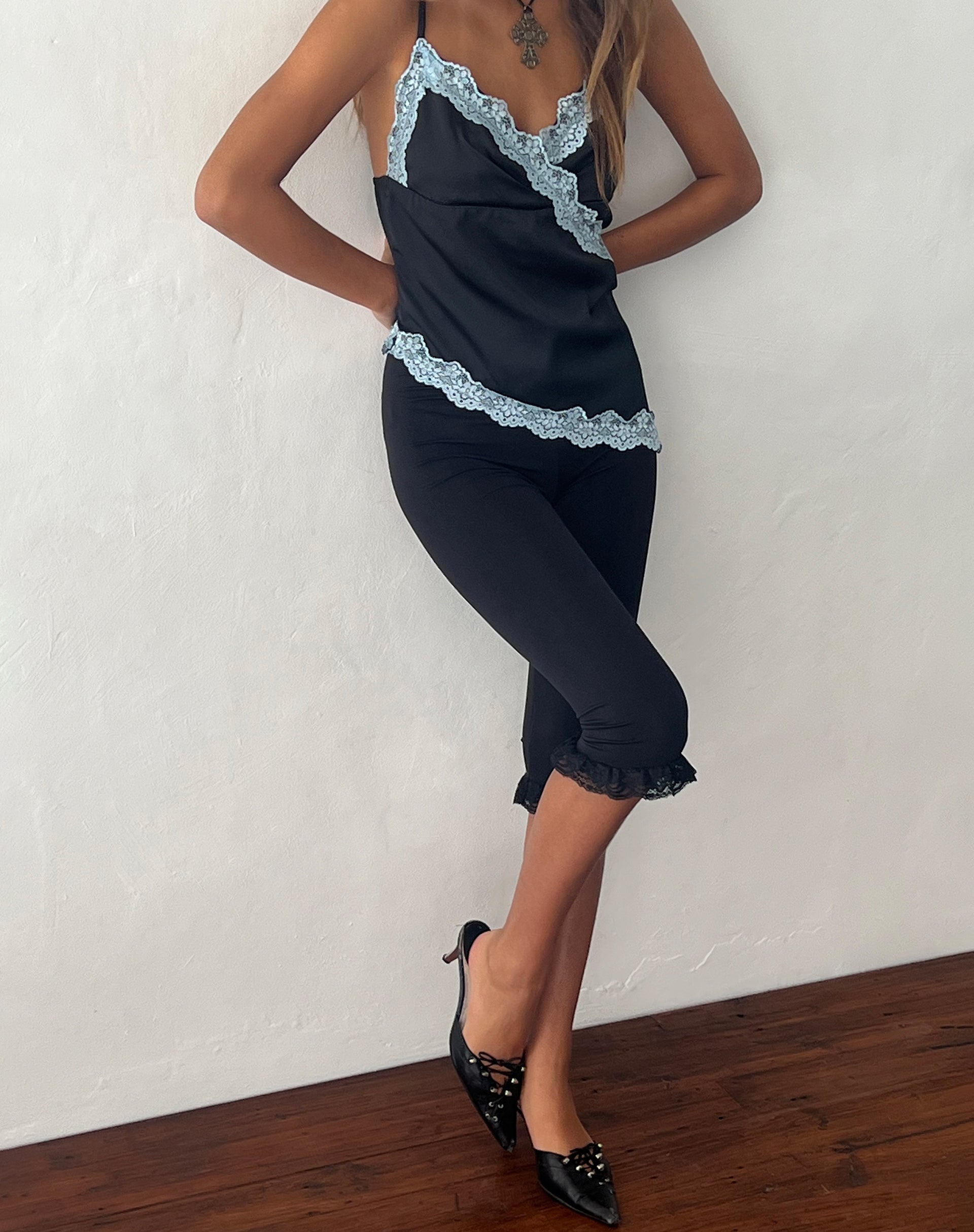 immagine di Satima Cami Top nero con pizzo blu