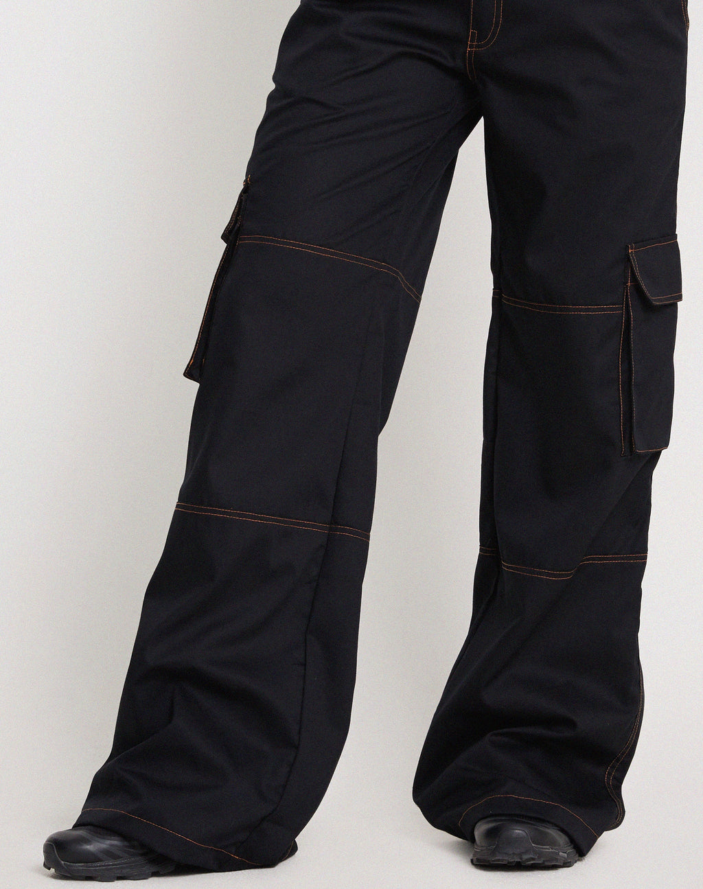 Pantaloni Cargo Saul a gamba larga in nero con cuciture arancioni